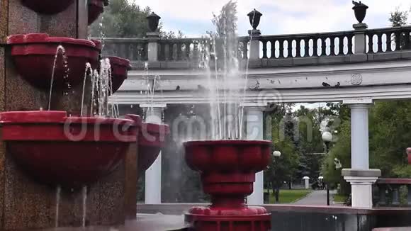 城市公共公园美丽的夏日喷泉视频的预览图