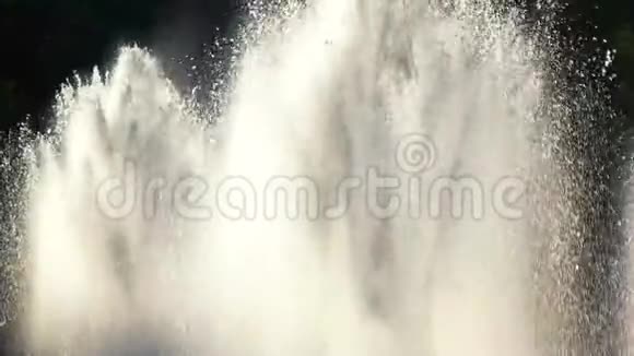 喷泉和阳光慢mo视频的预览图