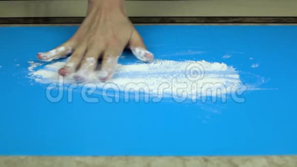 慢镜头面包师把面粉扔到桌子上视频的预览图