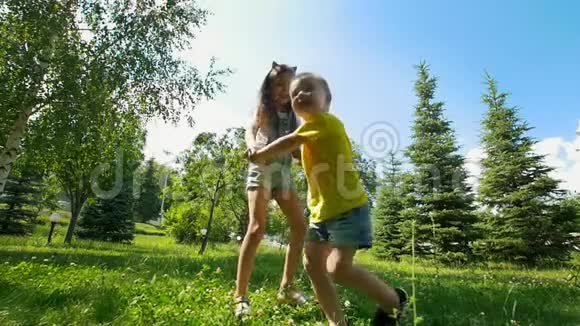 夏天小男孩和小女孩在公园里玩得很开心视频的预览图