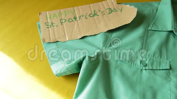圣帕特里克节的短信和一件绿色衬衫躺在桌子上准备盛宴视频的预览图