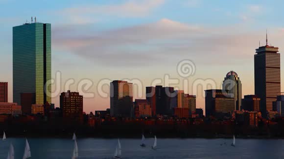 波士顿天际线在夜间4K穿越海港的时间视频的预览图