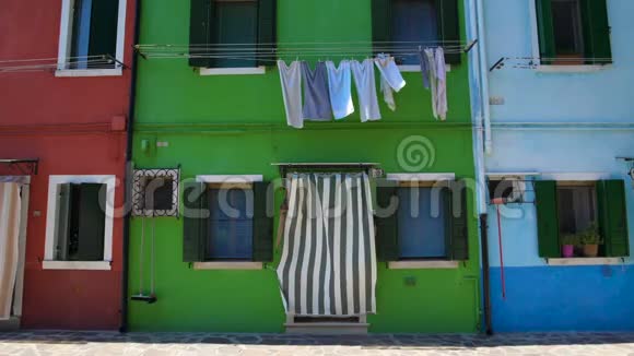 舒适的社区和整洁的房子在布拉诺岛上涂上鲜艳的颜色视频的预览图