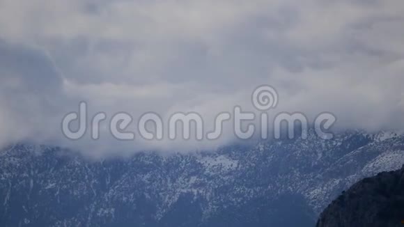 春天的雪山山峰视频的预览图