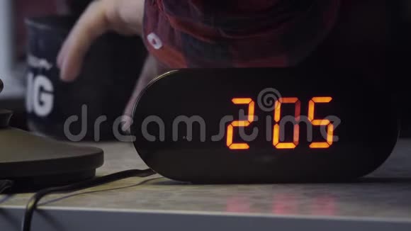黑色矩形电子数字钟以橙色显示时间视频的预览图