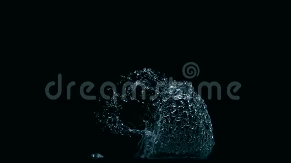 特写水花溅起三维慢速运动阿尔法通道视频的预览图