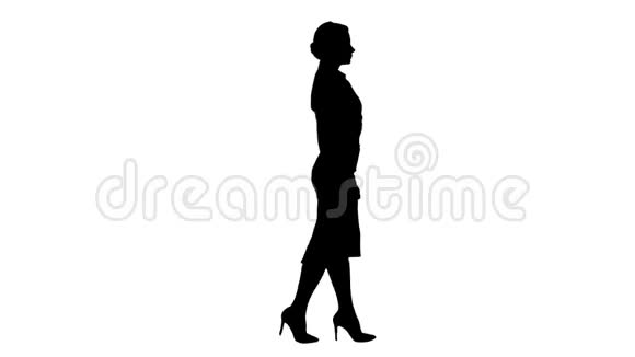 美丽的年轻商务女性穿着正式的服装走路视频的预览图