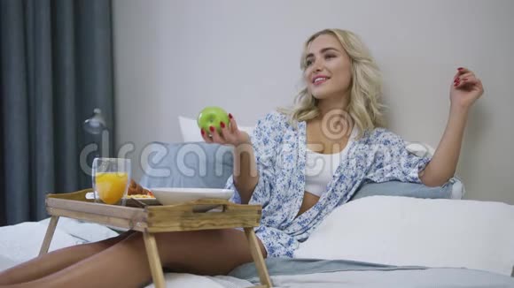 女人早餐吃苹果视频的预览图