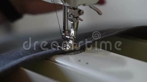 缝双边缝的女裁缝视频的预览图
