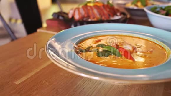 餐厅内的越南原味菜肴视频的预览图