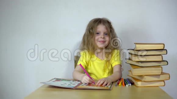 孩子用毛毡尖笔在一个特别的笔记本上画画视频的预览图