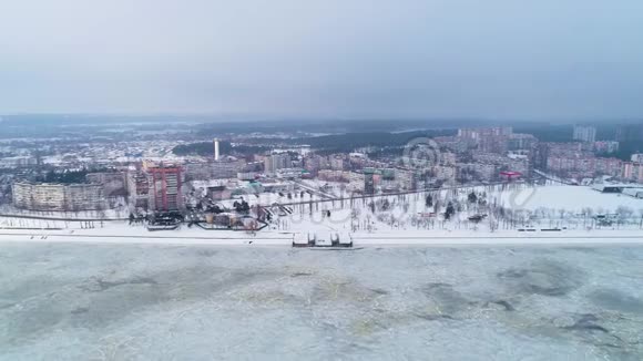 4的空中无人机镜头飞往乌克兰湖上的小镇视频的预览图