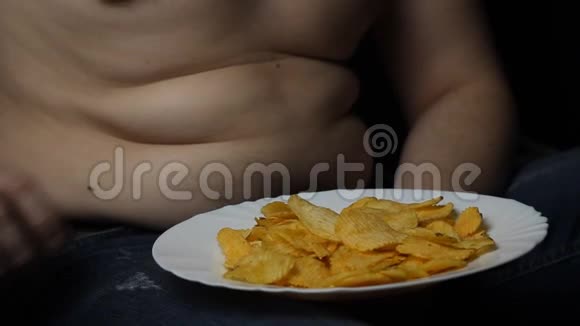 一个胖子吃薯片肥肚子和皱纹视频的预览图