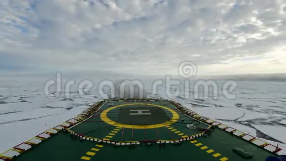 穿越冰原的破冰船北极视频的预览图