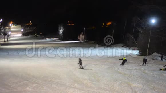 夜间滑雪滑雪场夜间滑雪者视频的预览图