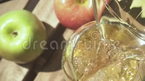 苹果汁缓慢地倒入漂亮的玻璃中视频的预览图