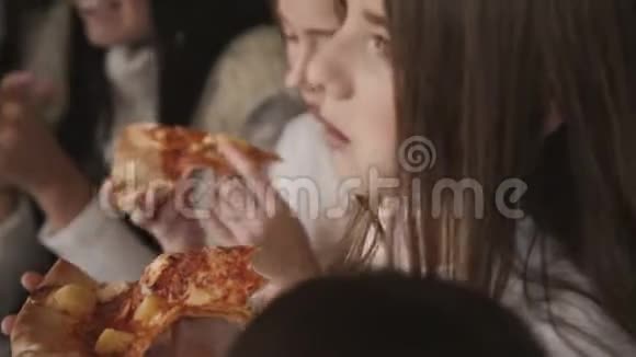 漂亮的年轻女孩吃披萨在咖啡馆里找乐子4K视频的预览图