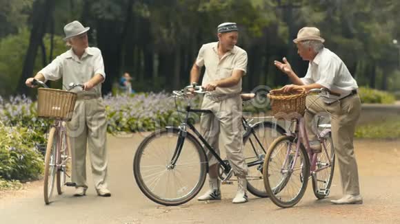 年长的男人给公园里路过的女人送气吻视频的预览图