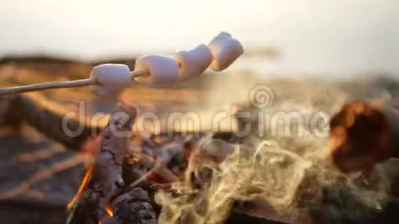 棉花糖篝火日落视频的预览图