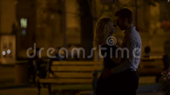 浪漫的情侣晚上在城市公园拥抱和享受约会爱视频的预览图