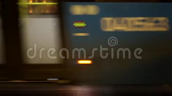 大城市的夜间交通乘汽车公车背景模糊视频的预览图