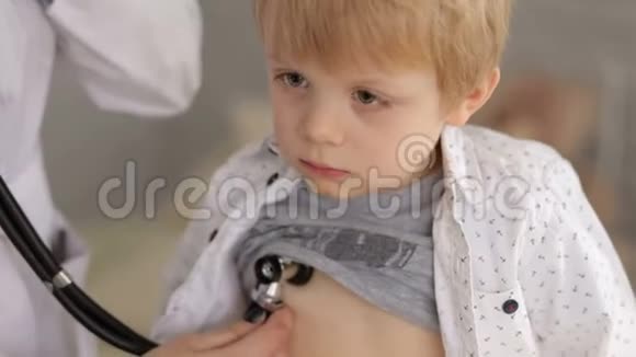 一位医生用听诊器检查孩子心跳的肖像视频的预览图