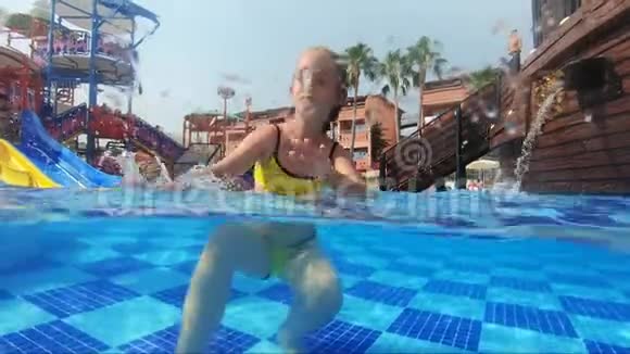 快乐女孩暑假在热带海滩户外游泳池玩耍视频的预览图