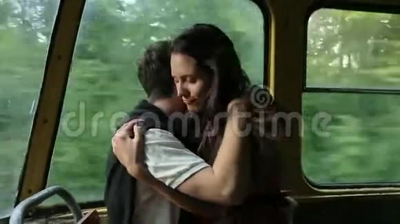 在电车里拥抱的男孩和女孩视频的预览图