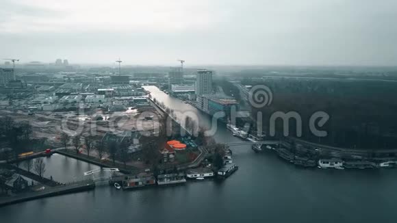 荷兰阿姆斯特丹DeOmval区和Amstel河的鸟瞰图视频的预览图