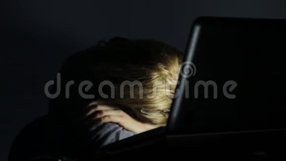 勤劳的女人在笔记本电脑前醒来开始高兴起来视频的预览图