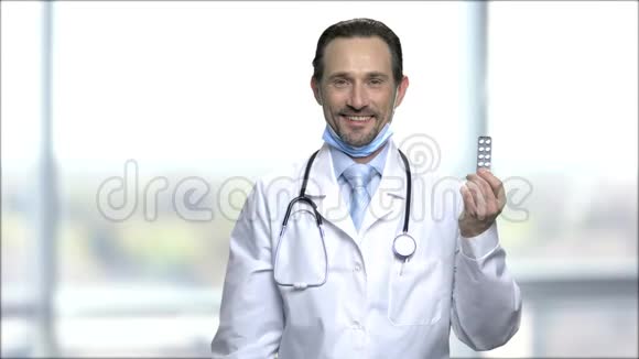 男性医生显示出药丸的水泡视频的预览图