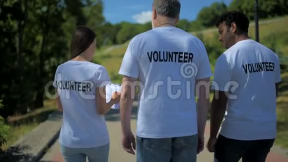 多民族志愿者在公园散步的后景视频的预览图