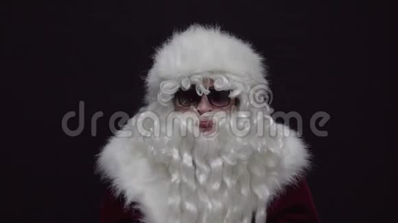 圣诞老人伸出舌头圣诞老人想舔点东西视频的预览图
