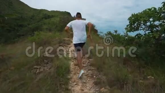 跑步男子运动员户外训练在日落时在山林小径上锻炼在令人惊叹的景观自然中适合视频的预览图