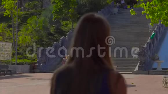 史泰迪康拍摄的游客母子通过大门进入一座大佛寺视频的预览图