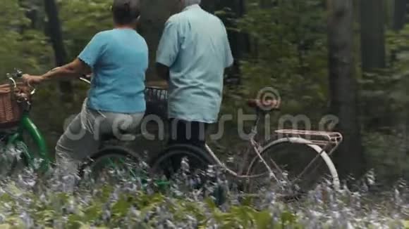老妇人和丈夫在公园骑自行车视频的预览图