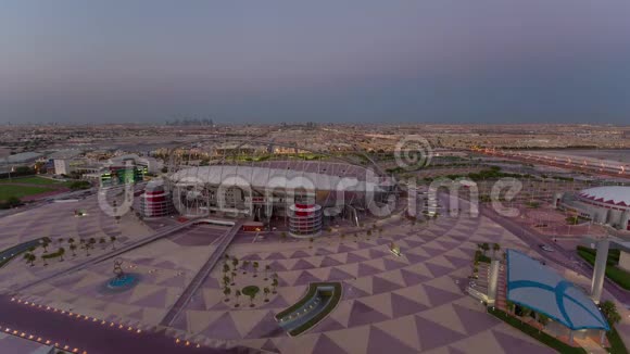 多哈卡塔尔从建筑物上方看城市时间推移体育场街道中东视频的预览图