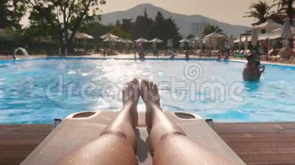 漂亮的女人腿靠近游泳池视频的预览图