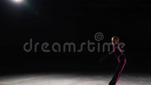 职业女滑冰手在冰鞋上移动双腿向两侧展开摄像机跟着它移动延迟视频的预览图