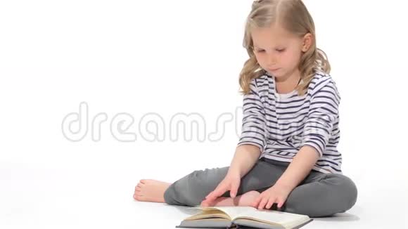 小女孩把书给摘了视频的预览图