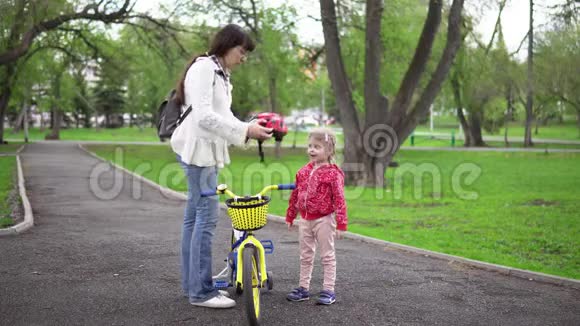 妈妈教小女儿骑自行车视频的预览图