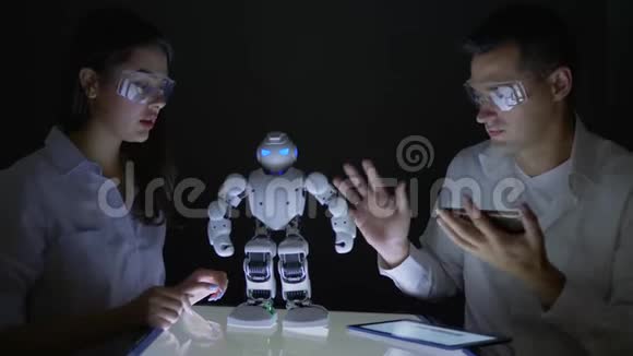 科学家人们在实验室检查现代人工智能机器人的功能视频的预览图