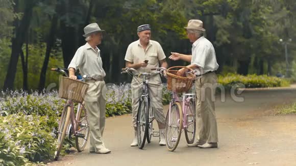 老人在公园里骑自行车向摄像机摆姿势视频的预览图