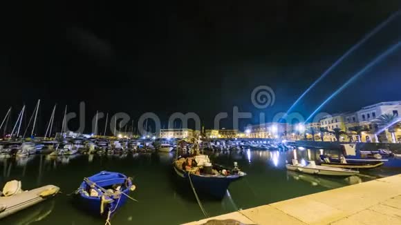 意大利南部一个平静的港口里漂浮着蓝色的小船视频的预览图