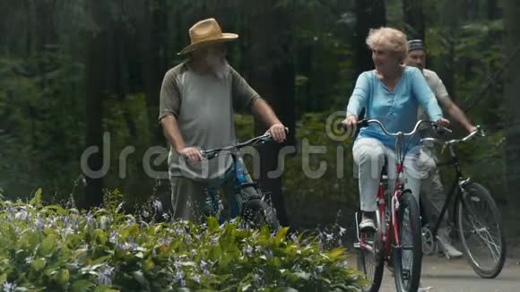 可爱的老夫妇在公园里骑自行车视频的预览图
