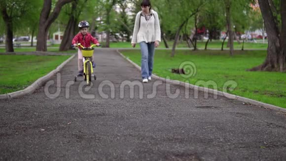 妈妈教小女儿骑自行车视频的预览图