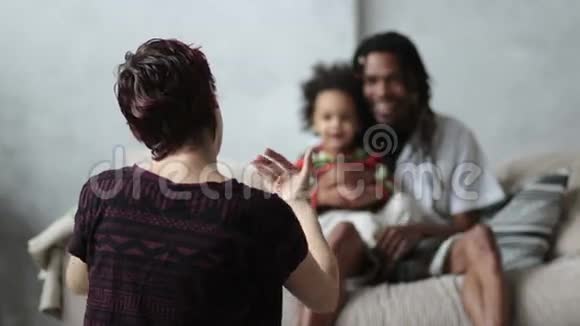 白人母亲拥抱她的混血儿视频的预览图