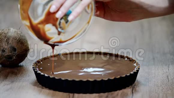 女性手做巧克力蛋糕视频的预览图