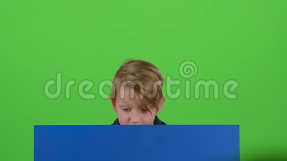 少年站起来在绿色屏幕上的一块木板上表演视频的预览图