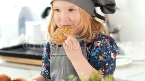 小女孩面包师手里拿着自制饼干视频的预览图